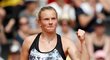 Kateřina Siniaková se při své čtvrté účasti na French Open poprvé dostala přes první kolo