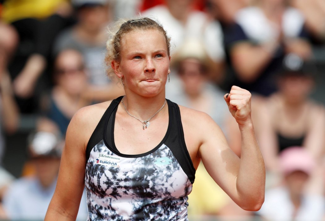 Kateřina Siniaková se při své čtvrté účasti na French Open poprvé dostala přes první kolo