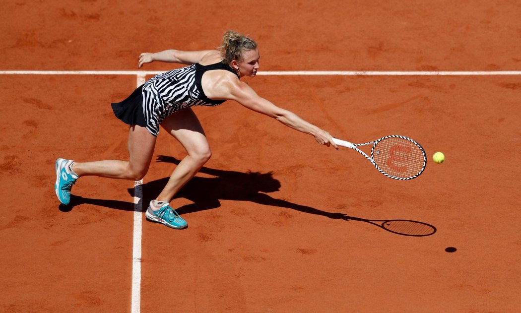 Kateřina Siniaková při zápase na French Open se světovou jedničkou Naomi Ósakaovou