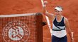 Barbora Krejčíková se raduje z postupu do finále French Open