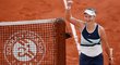 Barbora Krejčíková se raduje z postupu do finále French Open