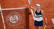 Barbora Krejčíková se raduje z postupu do finále French Open