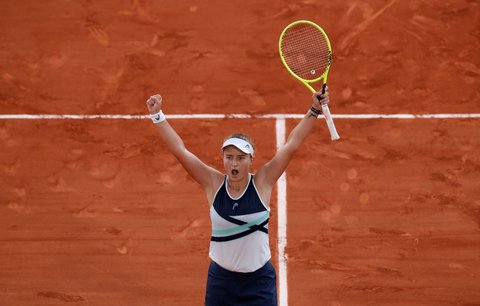 Barbora Krejčíková po velkém boji slaví postup do finále French Open