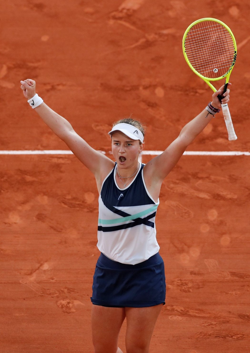 Česká tenistka Barbora Krejčíková se raduje z postupu do finále French Open