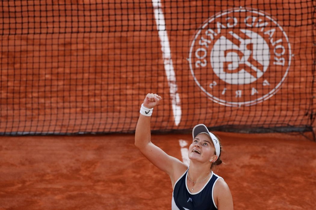 Radost české tenistky Barbory Krejčíkové po postupu do finále French Open