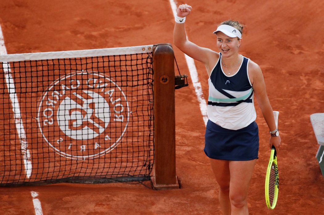 Barbora Krejčíková se raduje z postupu do finále French Open