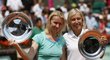 Martina Navrátilová (vpravo) s Janou Novotnou ovládly na Roland Garros soutěž legend