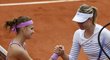 Poražená Maria Šarapovová gratuluje Lucii Šafářové k postupu do čtvrtfinále Roland Garros