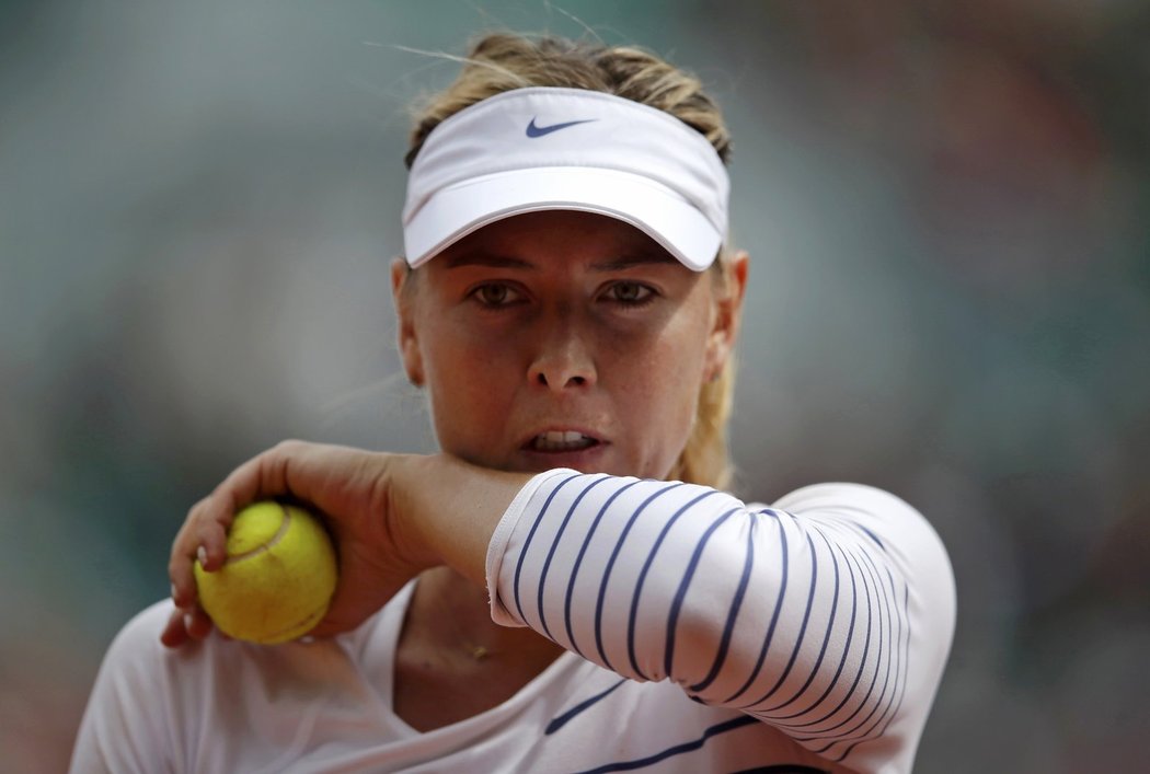 Maria Šarapovová během osmifinále French Open s Lucií Šafářovou