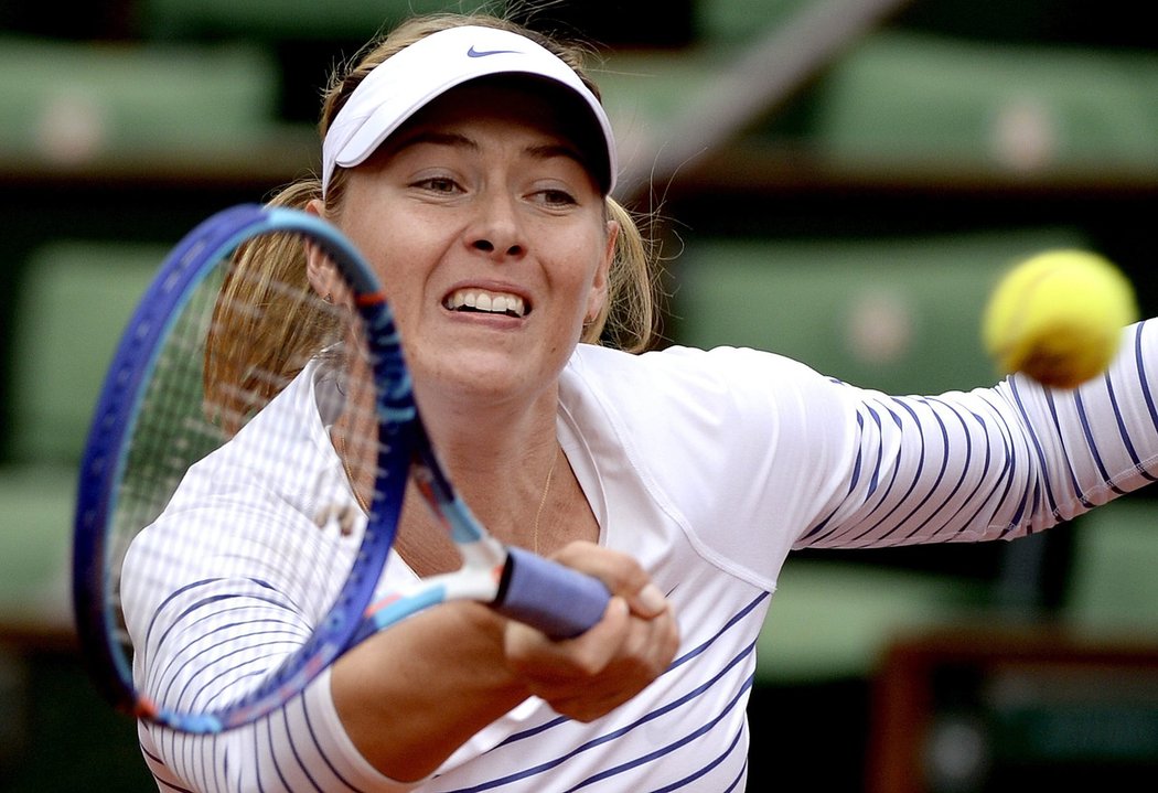 Maria Šarapovová dobíhá míček v osmifinále French Open proti Lucii Šafářové