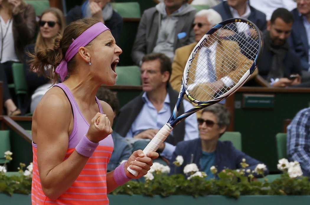 Lucie Šafářová se v euforii raduje po vítězství nad Marii Šarapovovou v osmifinále Roland Garros