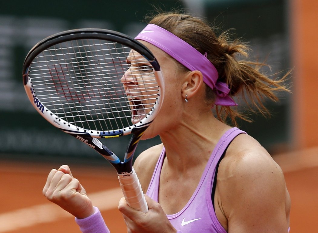 Jooooo! Lucie Šafářová se raduje po svém triumfu v osmifinále Roland Garros s Marií Šarapovovou