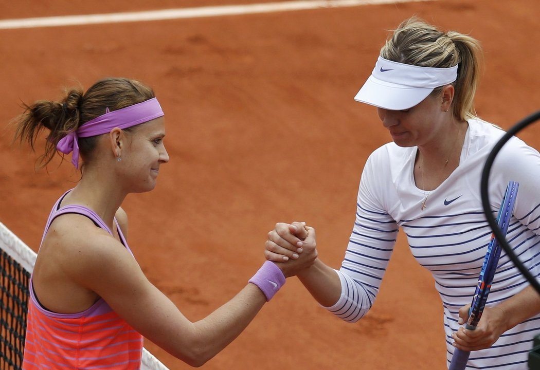 Poražená Maria Šarapovová gratuluje Lucii Šafářové k postupu do čtvrtfinále Roland Garros