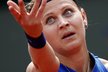 Lucie Šafářová podává ve 3. kole French Open