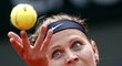 Lucie Šafářová podává ve 3. kole French Open