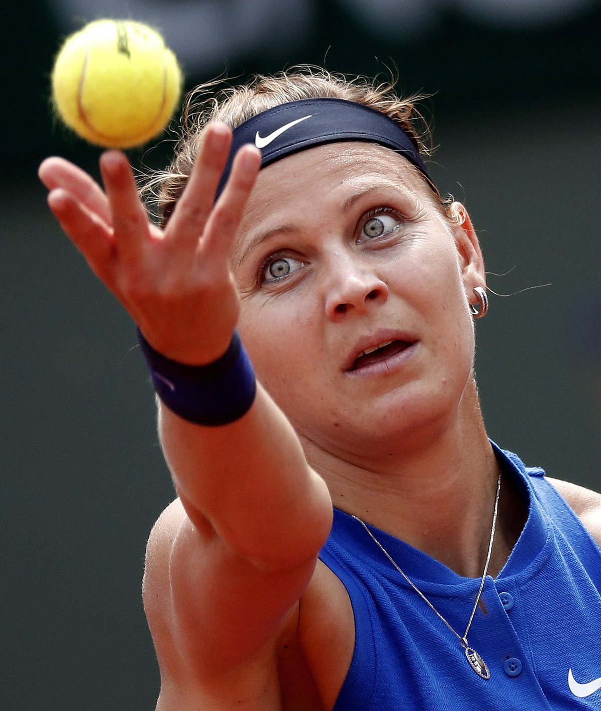 Lucie Šafářová podává ve 3. kole French Open