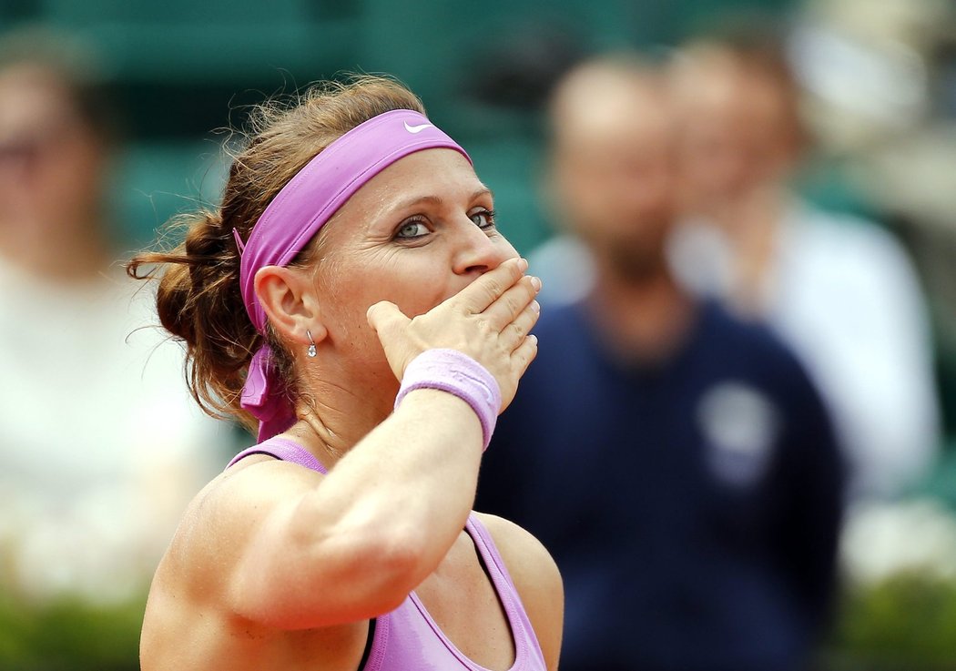 Lucie Šafářová posílá polibek fanouškům po svém postupu do semifinále Roland Garros