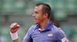 Lukáš Rosol se hecuje v zápase prvního kola French Open proti Stanu Wawrinkovi