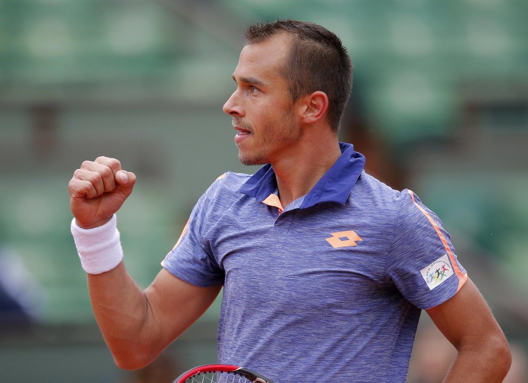 Lukáš Rosol se hecuje v zápase prvního kola French Open proti Stanu Wawrinkovi