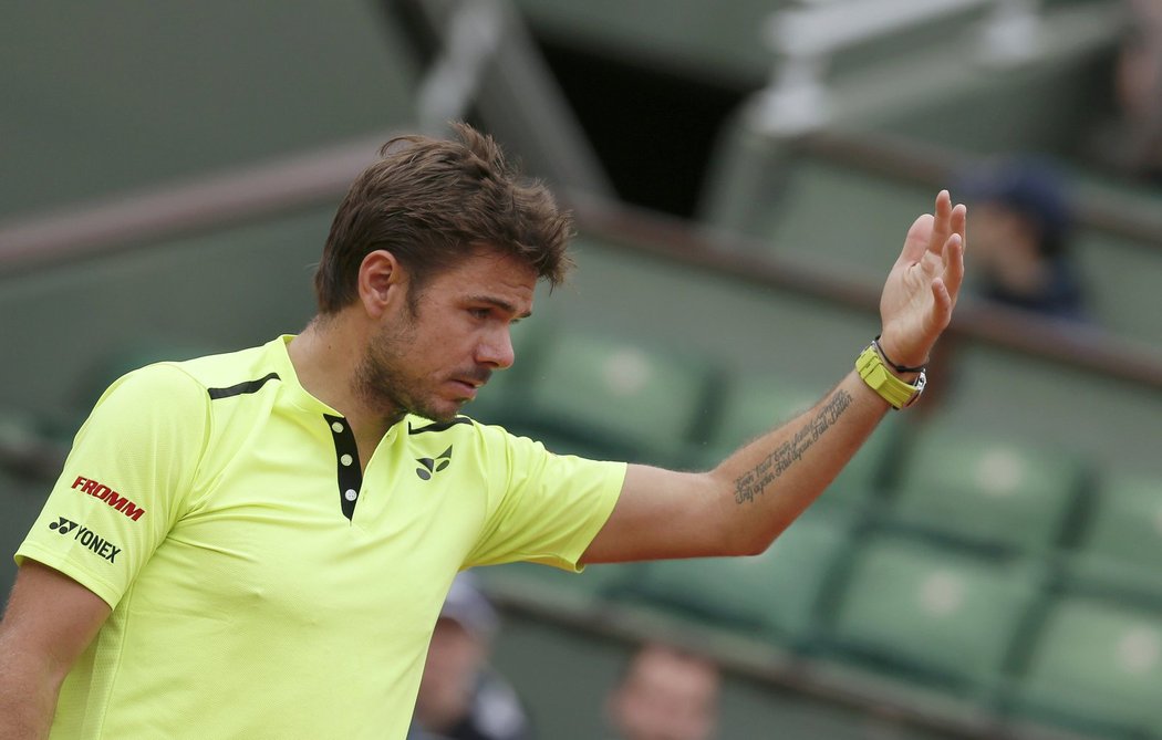 Stan Wawrinka podrážděně reaguje v zápase prvního kola French Open proti Lukáši Rosolovi