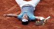 Marco Cecchinato slaví své šokující vítězství nad Novakem Djokovičem ve čtvrtfinále French Open