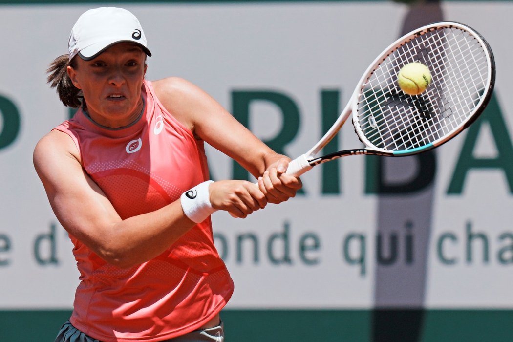 Loňská vítězka French Open Iga Świąteková skončila na raketě Marie Sakkariové