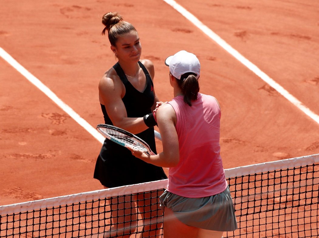 Ve čtvrtfinále French Open vyřadila Maria Sakkariová loňskou vítězku Igu Świątekovou