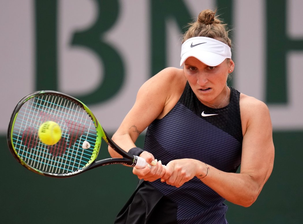 Markéta Vondroušová v osmifinále French Open proti Španělce Paule Badosaové