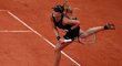Paula Badosaová podává v osmifinále French Open proti Markétě Vondroušové