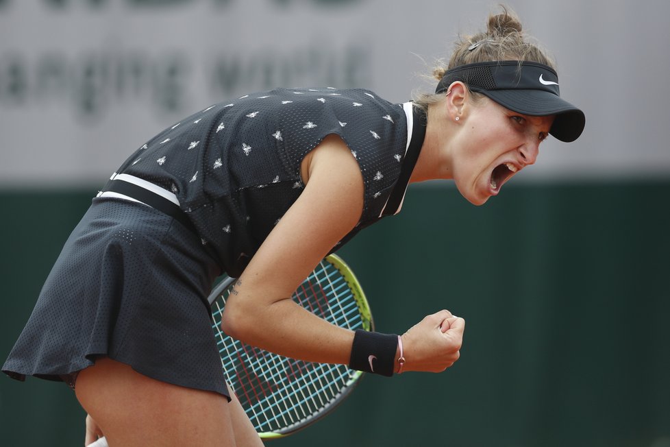 Markéta Vondroušová se raduje v zápase prvního kola French Open