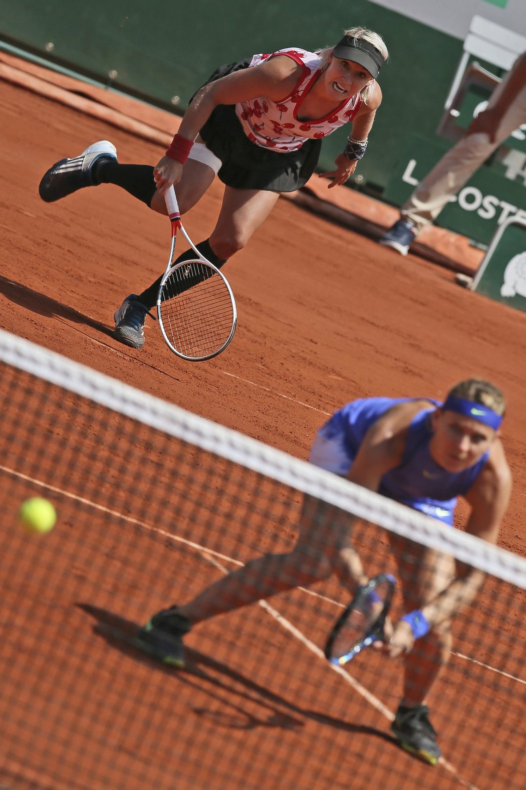 Bethanie Matteková-Sandsová a Lucie Šafářová na French Open