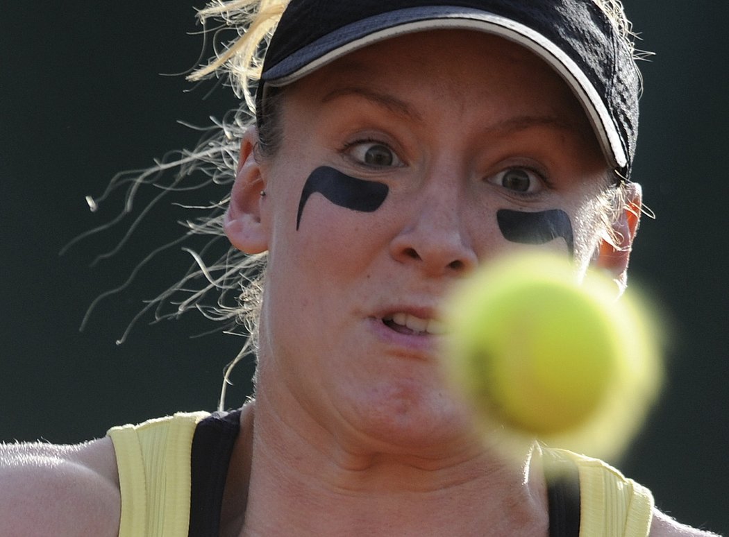 TREFÍ MĚ!? Bethanie Matteková-Sandsová se děsí letícího míčku, mířícího přímo na její obličej.