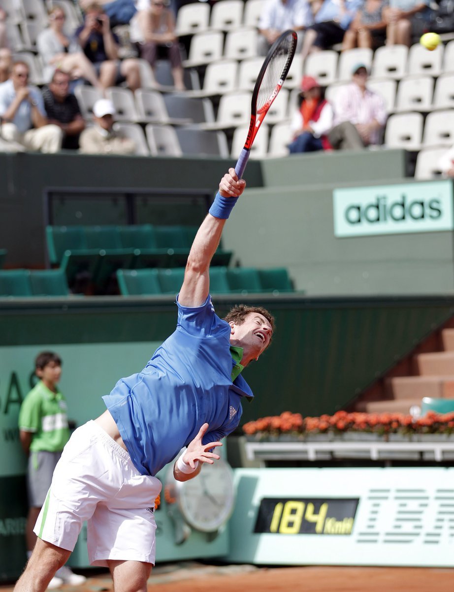 DOSÁHNU TAM??? Andy Murray z Velké Británie se snaží na špičkách zasáhnout letící míč.