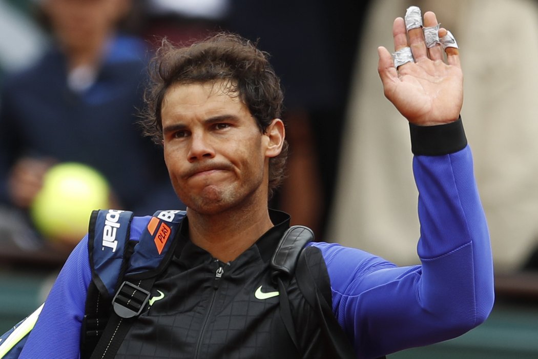 Španělský tenista Rafael Nadal zdraví diváky na French Open po postupu do semifinále, kam mu pomohla skreč soupeře Pabla Careňa