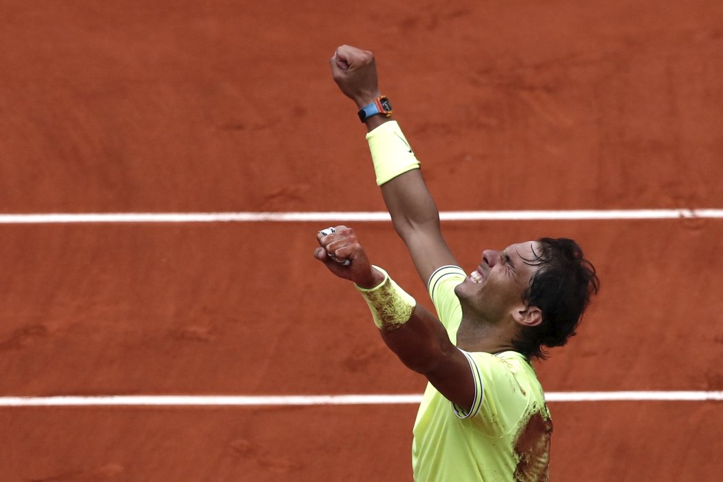 Rafael Nadal je znovu králem Roland Garros. Španělský tenista porazil v dnešním finále na pařížské antuce Rakušana Dominica Thiema 6:3, 5:7, 6:1, 6:1 a jako první vyhrál některý z grandslamů dvanáctkrát.