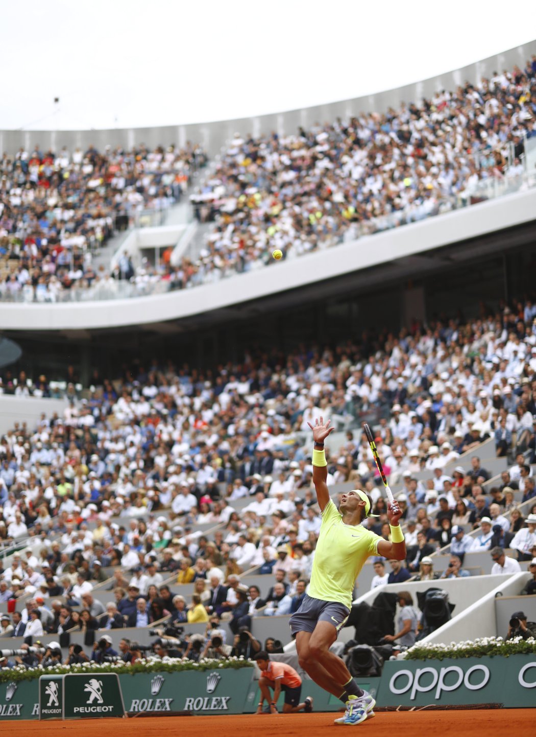 Rafael Nadal a jeho servis ve finále French Open.