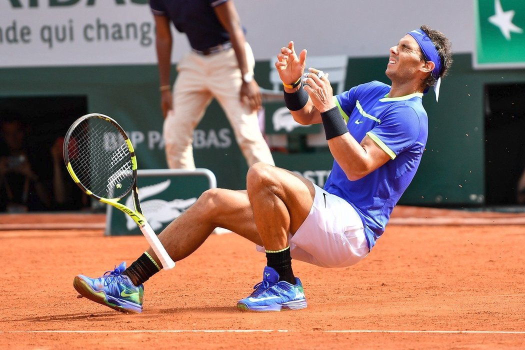 Nadal po vítězném finále v roce 2017 s oddychem padá k zemi. Porazil Stana Wawrinku