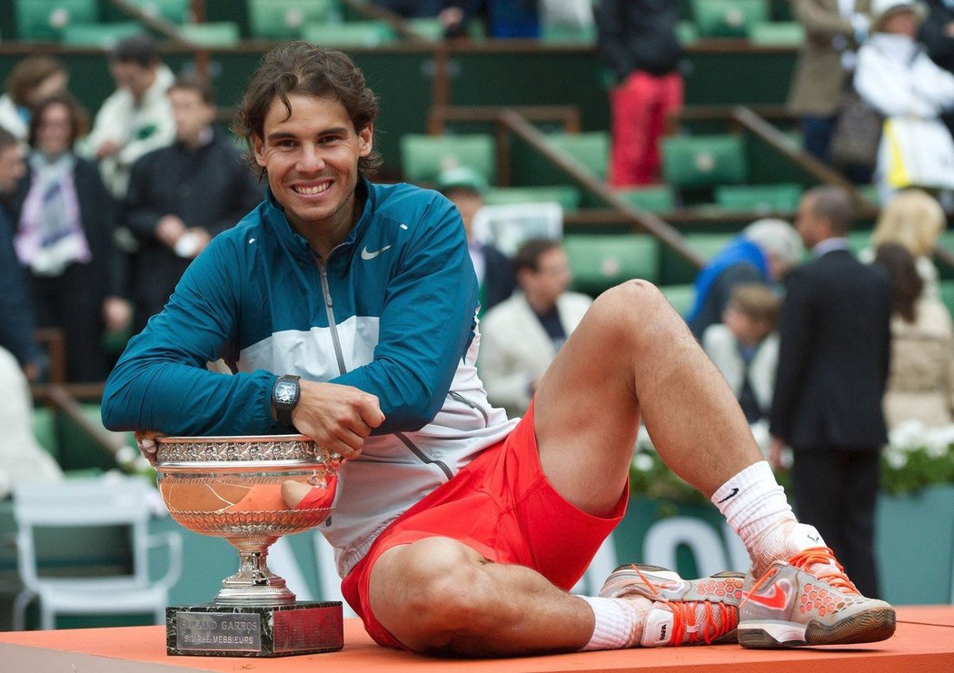 Rafael Nadal pózuje po vítězství nad Davidem Ferrerem ve finále French Open 2013