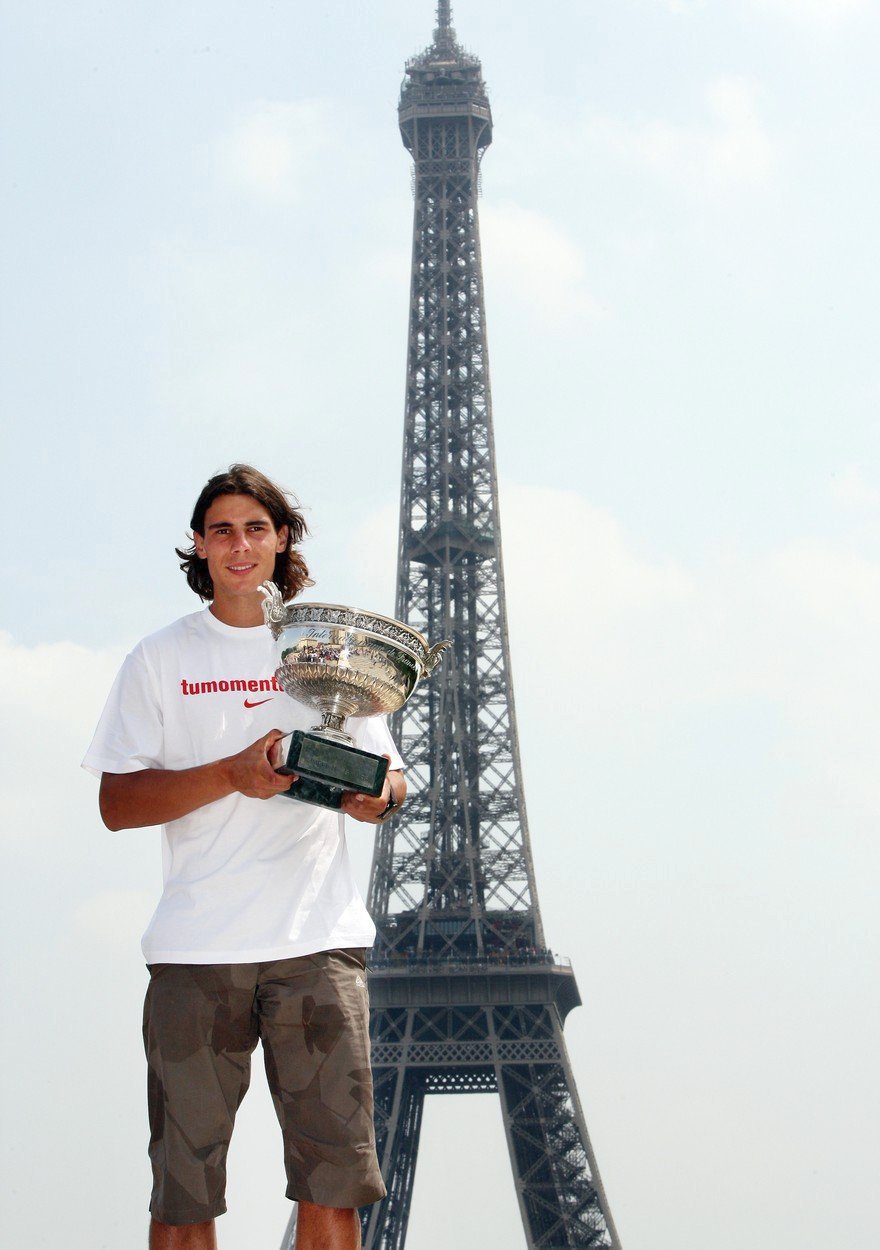 Po uzavření &#34;hattricku&#34; vítězství na Roland Garros si Nadal zapózoval před Eiffelovou věží