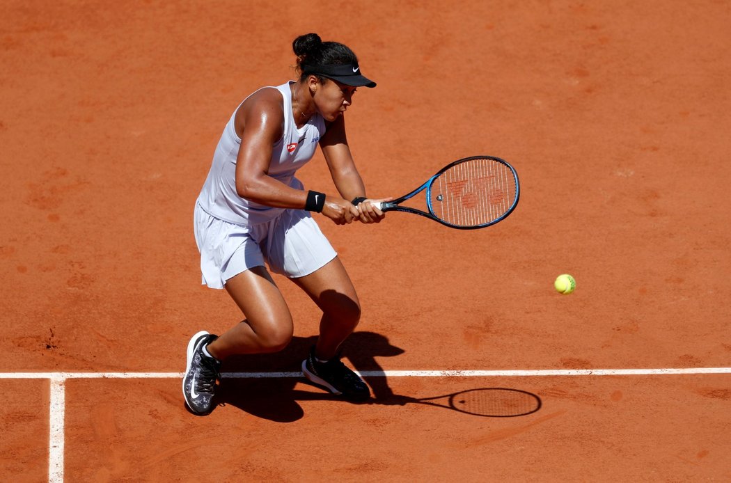 Naomi Ósakaová během zápasu na French Open s českou tenistkou Kateřinou Siniakovou