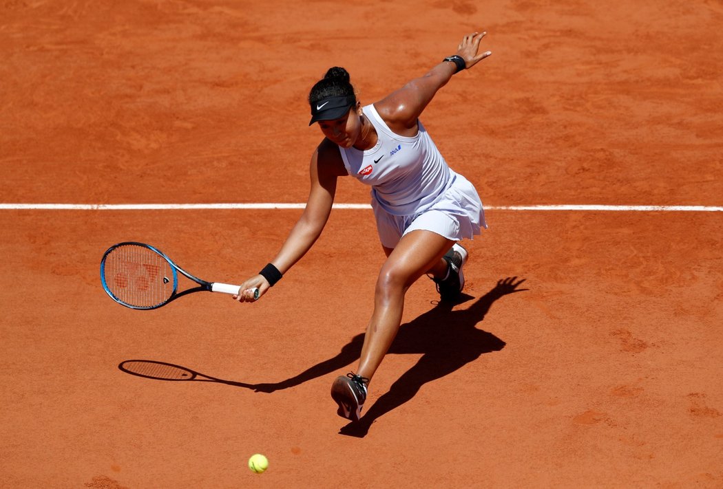 Naomi Ósakaová během zápasu na French Open s českou tenistkou Kateřinou Siniakovou