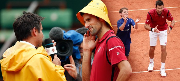 Novak Djokovič se po výhře v osmifinále French Open dobře bavil: slavil s podavačem míčků a Fabrici Santorovi sebral žlutý klobouček proti dešti