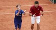 Novak Djokovič slavil svůj postup do čtvrtfinále French Open s podavačem míčků