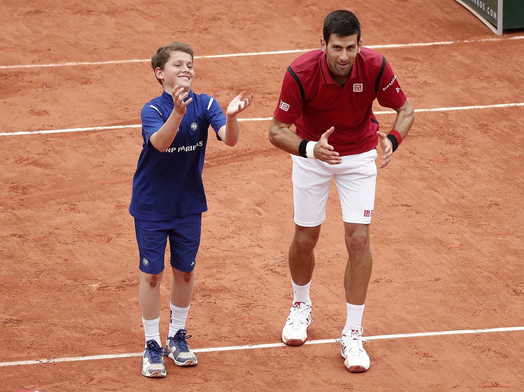 Novak Djokovič slavil svůj postup do čtvrtfinále French Open s podavačem míčků