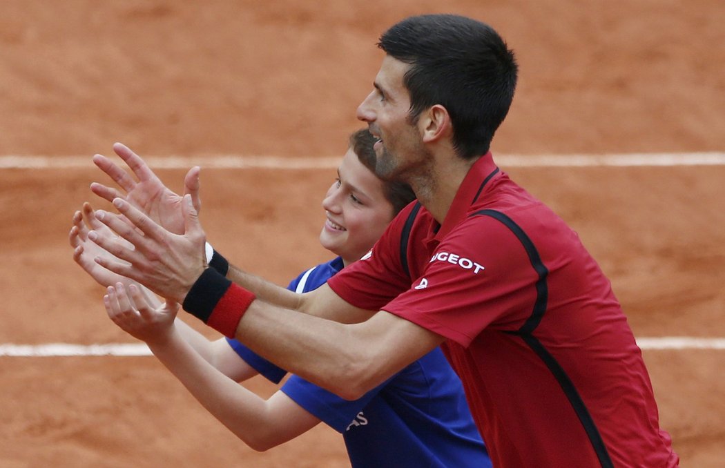 Novak Djokovič připravil nezapomenutelné chvíle podavači míčků, s kterým slavil na kurtu svou výhru