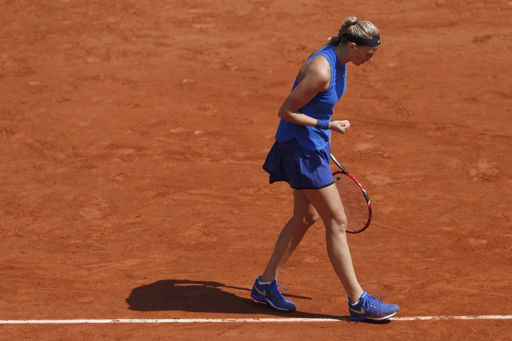 Kvitová se povzbuzuje při zápase druhého kola na French Open