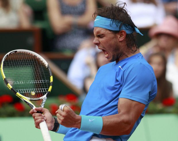 Rafael Nadal se raduje. Ve finále francouzského grandslamu porazil Rogera Federera. Rafael Nadal se raduje. Ve finále francouzského grandslamu porazil Rogera Federera.