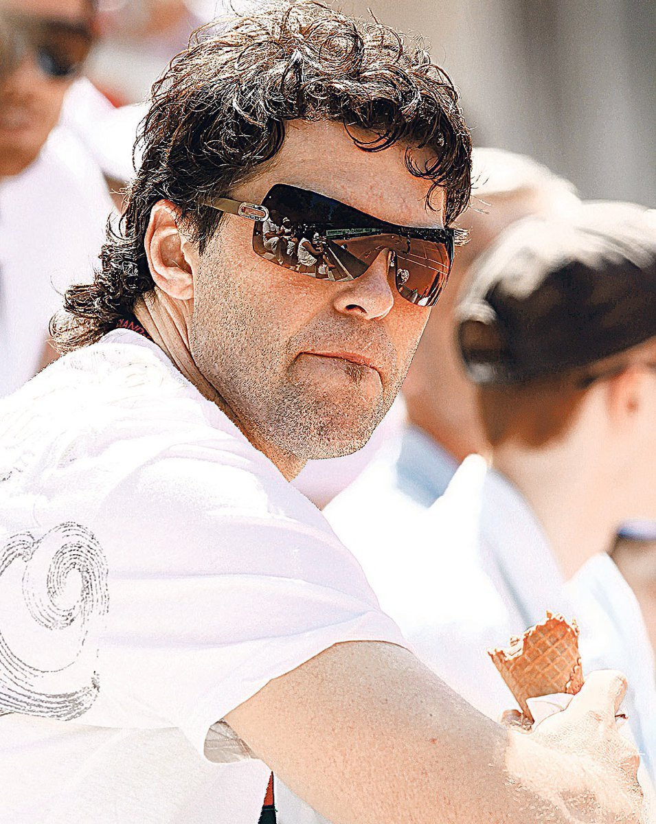 Jagr watches tennis in Roland Garros.