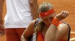 Zklamaná Petra Kvitová opouští centrální kurt Roland Garros po osmifinálové prohře s Číňankou Na Li