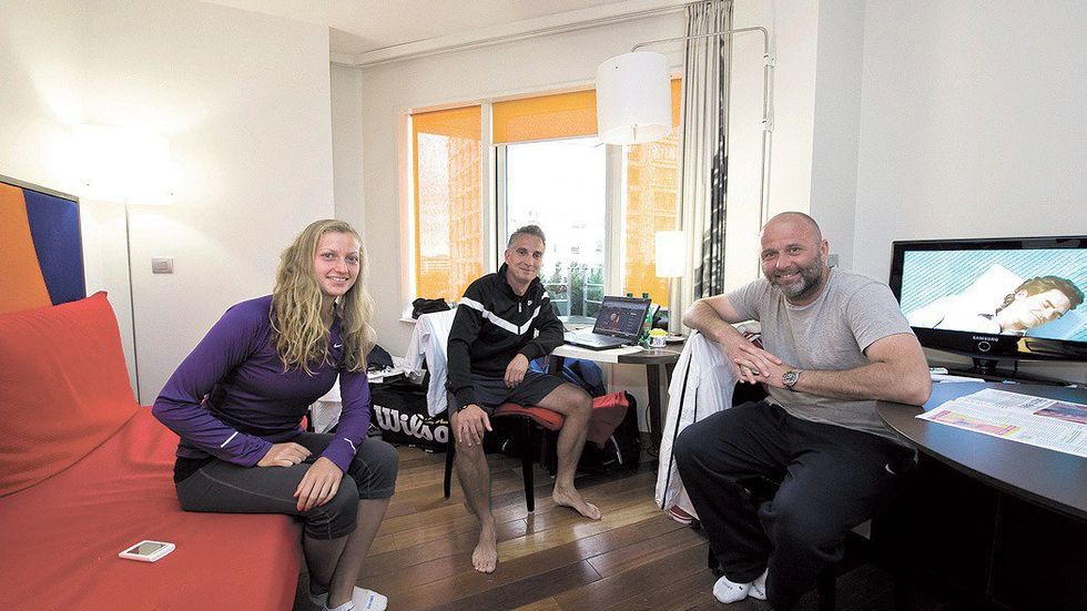 TRIO. Petra Kvitová, kondiční trenér Jozef Ivanko a kouč David Kotyza (zleva) ve společném hotelovém apartmá
